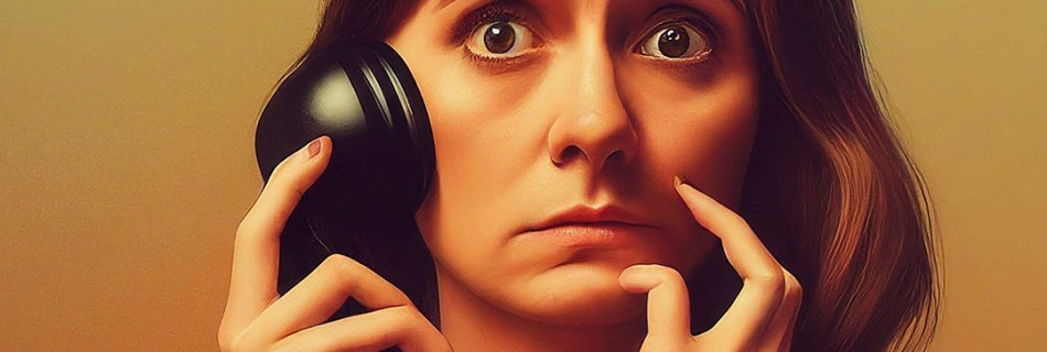 Ängstliche Frau hält altmodischen Telefonhörer an ihr Ohr