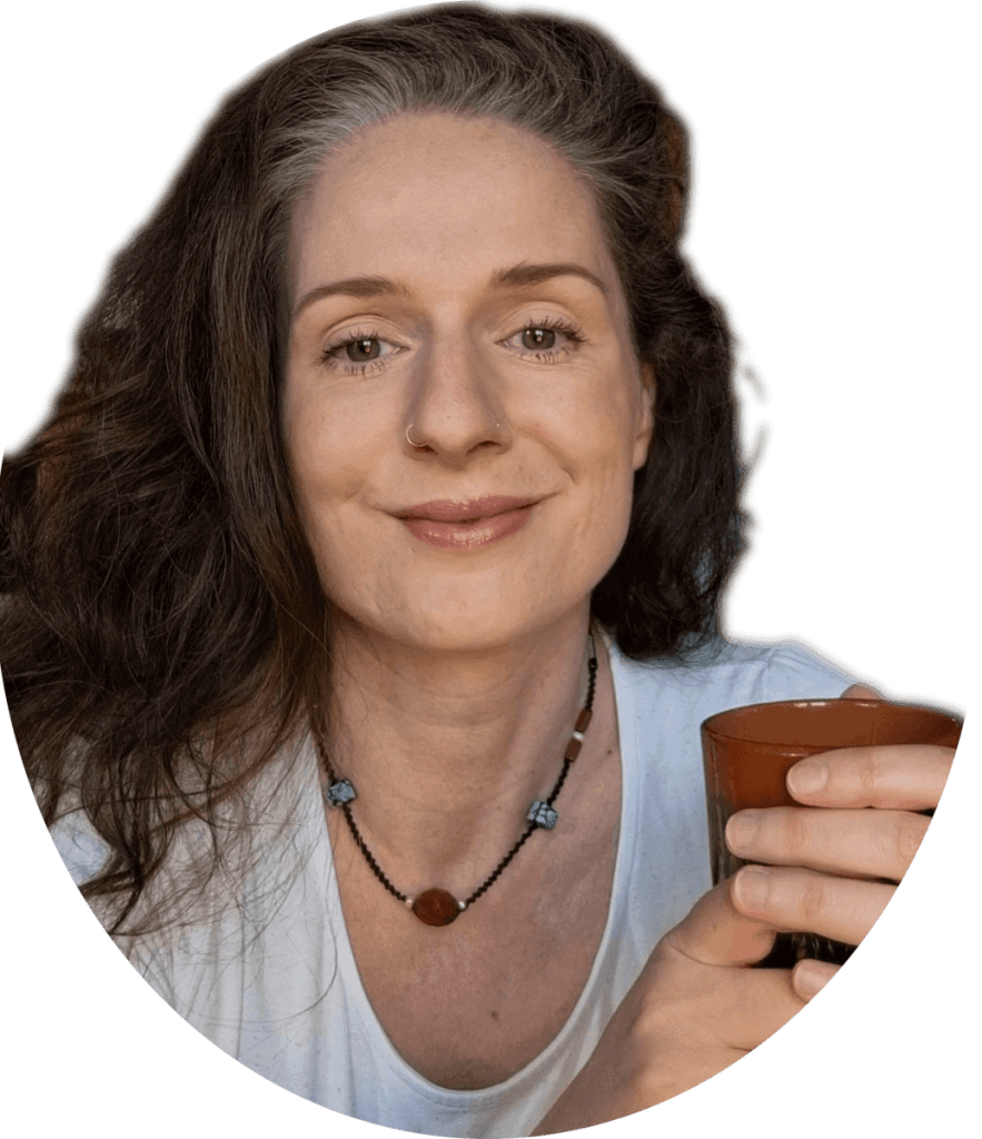 Naturverbundene Frau in Meditation, umgeben von Wald, symbolisiert innere Ruhe und Verbindung zur Na.